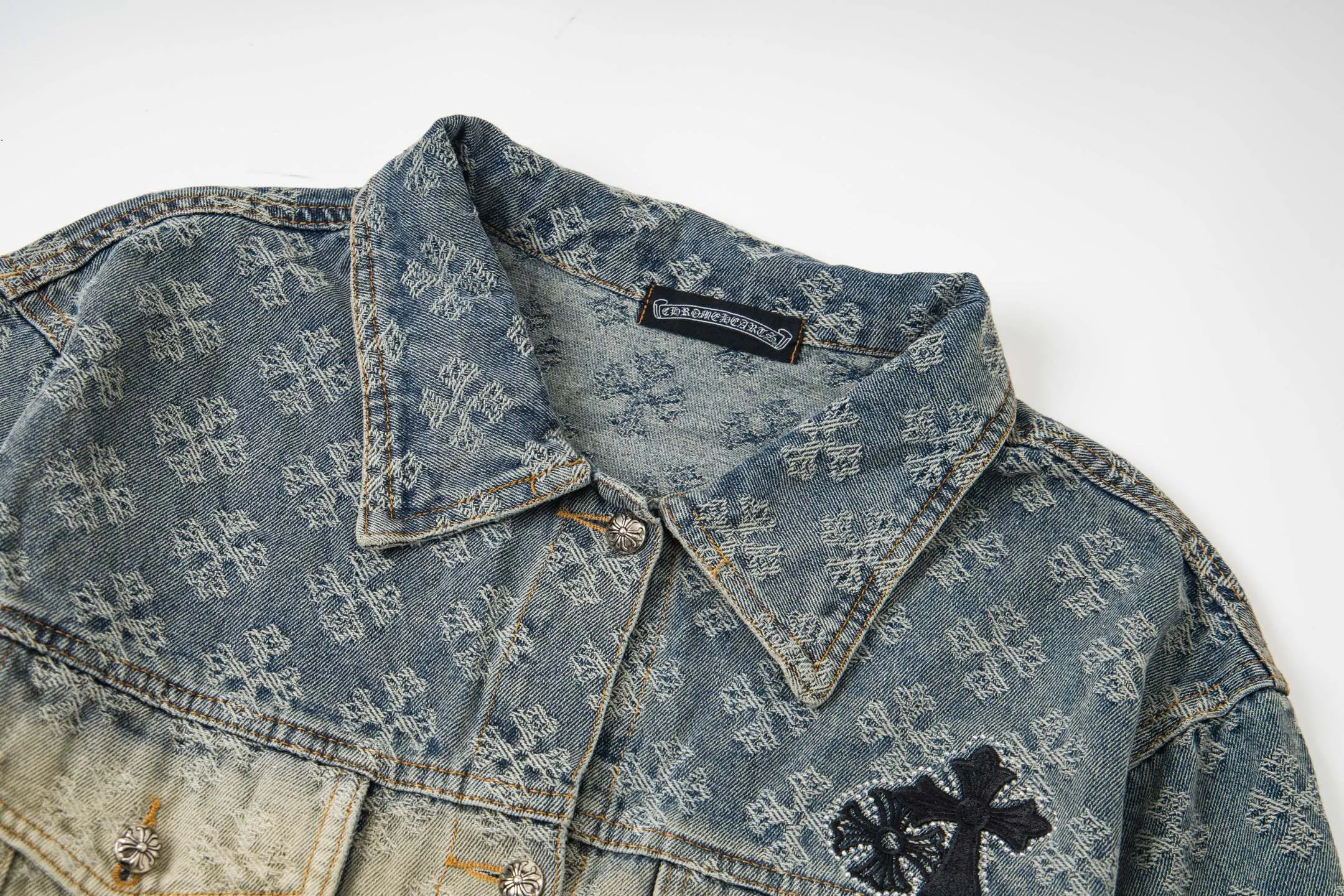 P340 Style No.: Y194 ChromeHearts heavy-duty steel-printed classic Sanskrit all-over jacquard hot-drilled denim jacket for men and women. New ChromeHearts Sanskrit printed custom fabric jacket. Gradient color wash, hot-drilled cross denim jacket on the back. A very heavy-duty one. The top is made of heavy weight. Presbyopia is suitable for early autumn outings. The denim fabric can be directly machine washed without deformation. Washing and distressing also give a sense of high-end. Power style wear, follow the photo and mirror. The gradient color is super high-end 💕 Each diamond shines with a unique light, as if telling a fashion story ✨ The steel-printed jacquard adds a three-dimensional and artistic sense, making this jacket instantly unique. Size:s m l xl